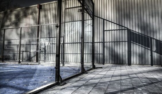 Jakie bramy warto wybierać do zastosowań przemysłowych?