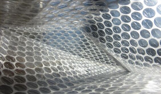 Historia Foliopaków i Toreb Reklamowych: Od Prostych Opakowań do Zaawansowanych Narzędzi Marketingowych