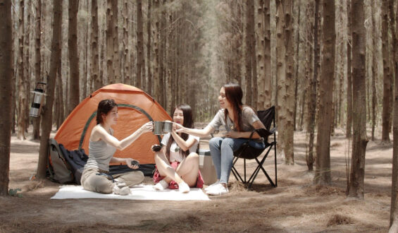 Jakie akcesoria elektroniczne warto zabrać w podróż kamperem